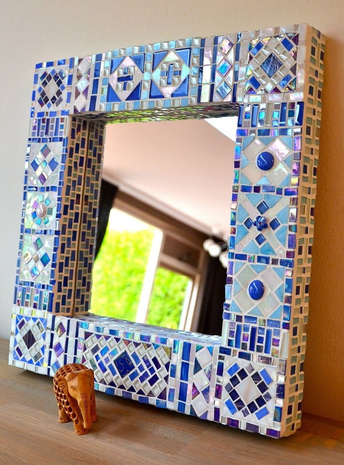 Espejo en un marco de mosaico en el interior