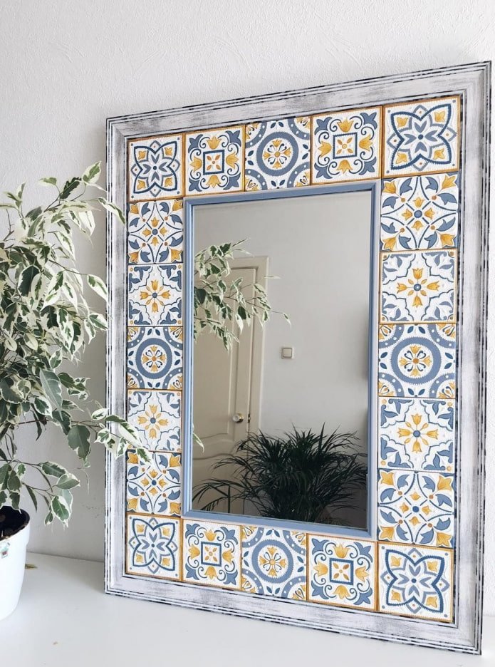 espejo decorado con azulejos 