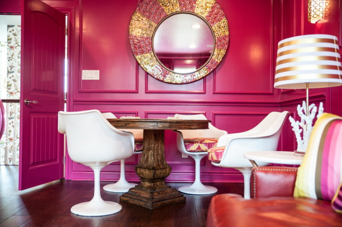 espejo decorado con diamantes de imitación en el interior