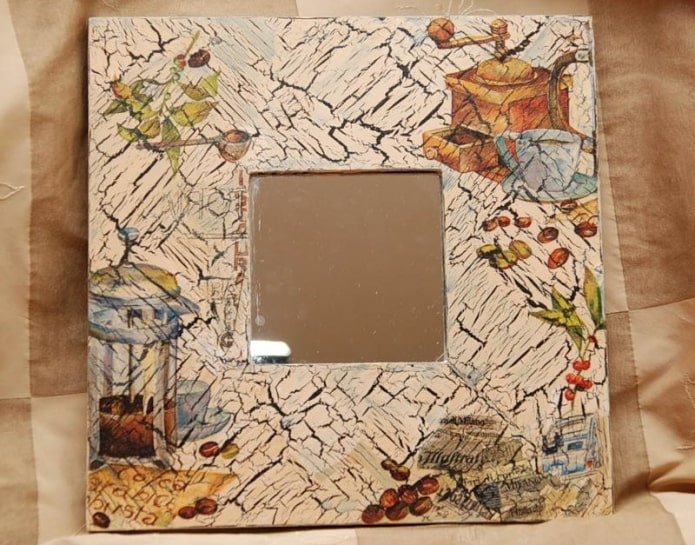 espejo en un marco usando técnica de decoupage