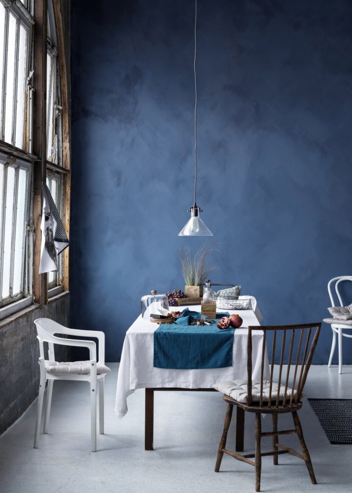 yeso azul en el interior del comedor
