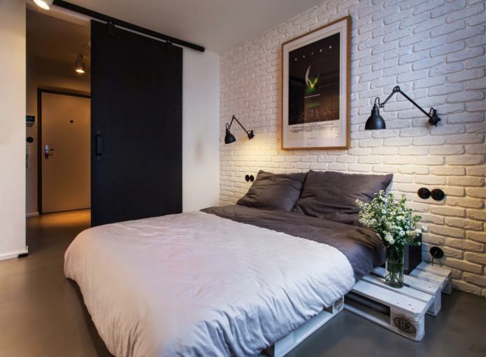 Pared de ladrillo blanco en el dormitorio