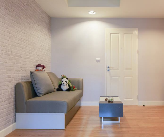 Papel pintado de ladrillo en el interior de la habitación infantil