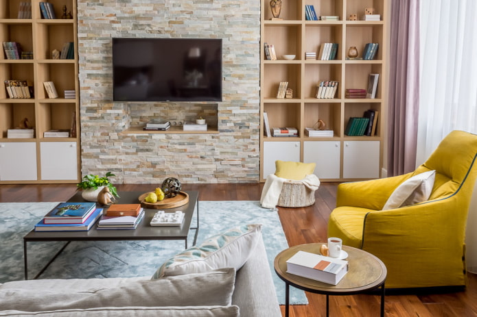 Acabado de piedra decorativa en la sala de estar