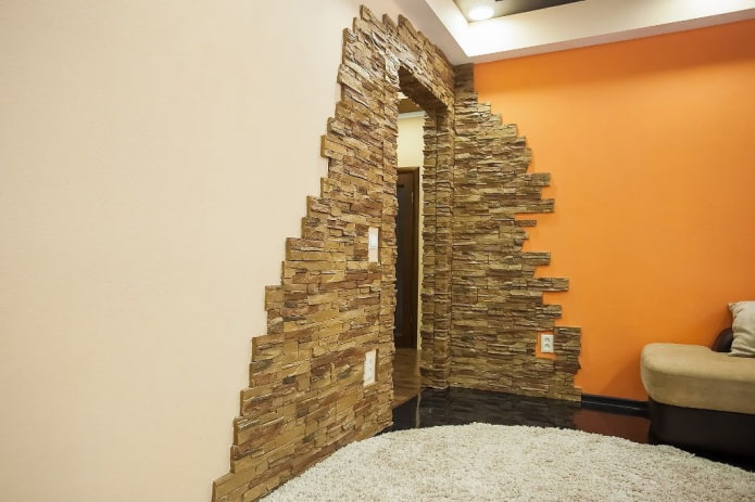 acabado decorativo de piedra de una puerta en el interior