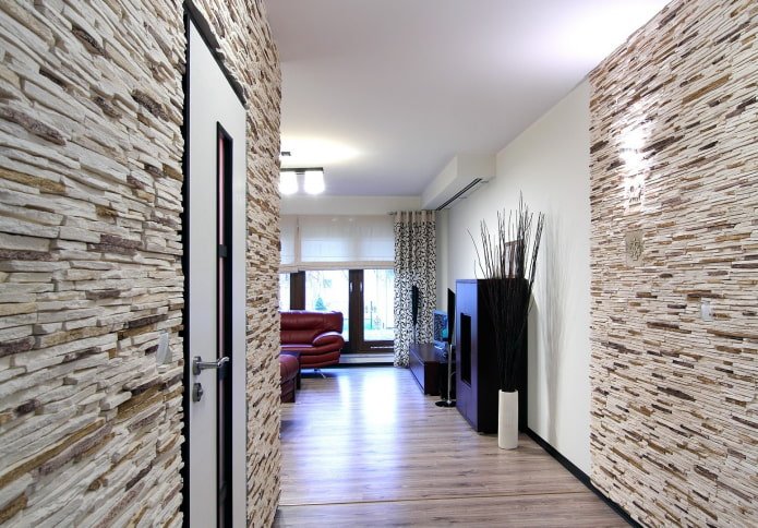 Revestimiento decorativo de piedra en la pared del interior