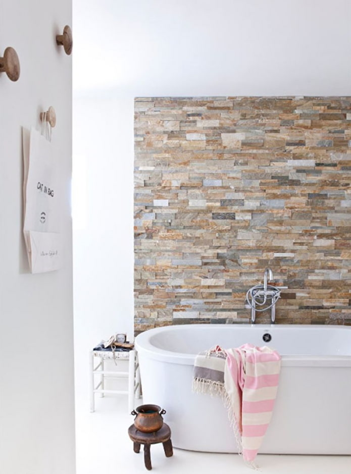 Acabado decorativo de piedra en el baño