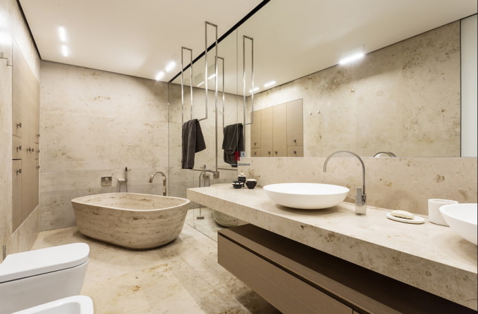 Bañera de piedra decorativa en el interior
