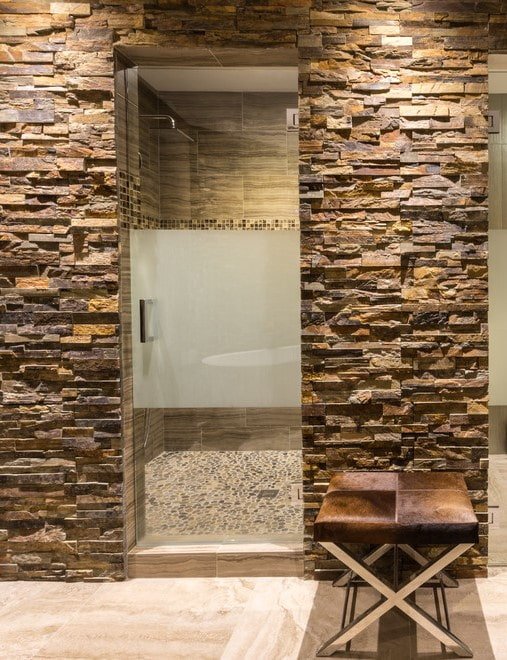 Revestimiento de piedra decorativa de la puerta en el interior