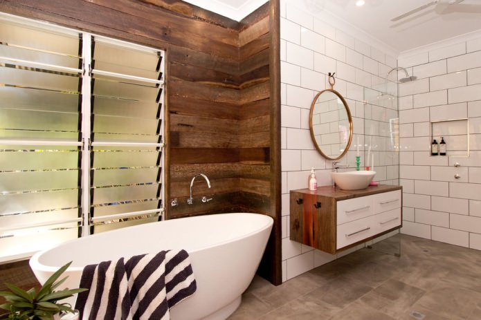 tablas en el acabado del baño
