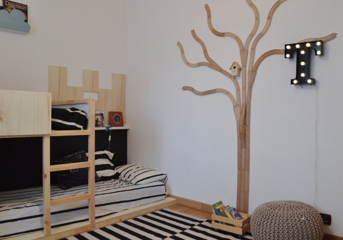 Madera lacónica en la pared de la habitación infantil