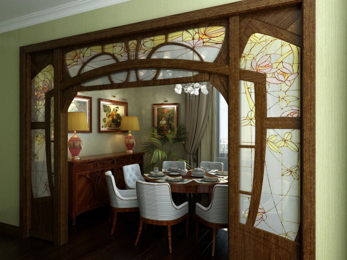 Arco de estilo Art Nouveau con vidrieras