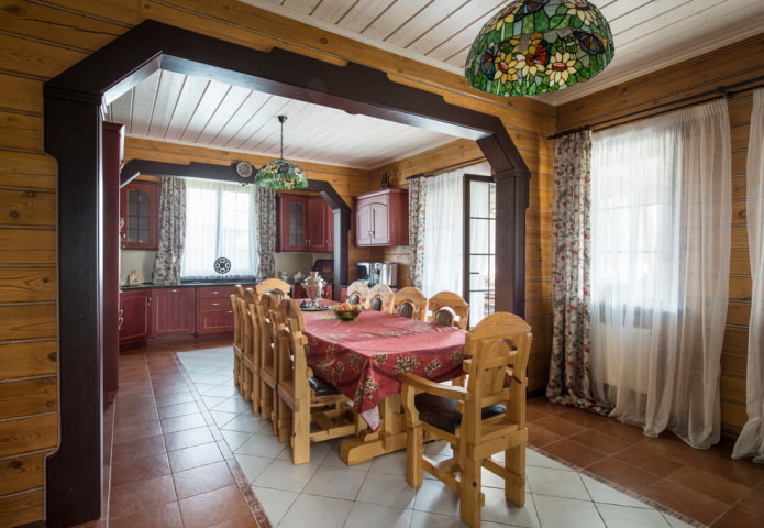 Sala de estar de estilo rústico con arco trapezoidal
