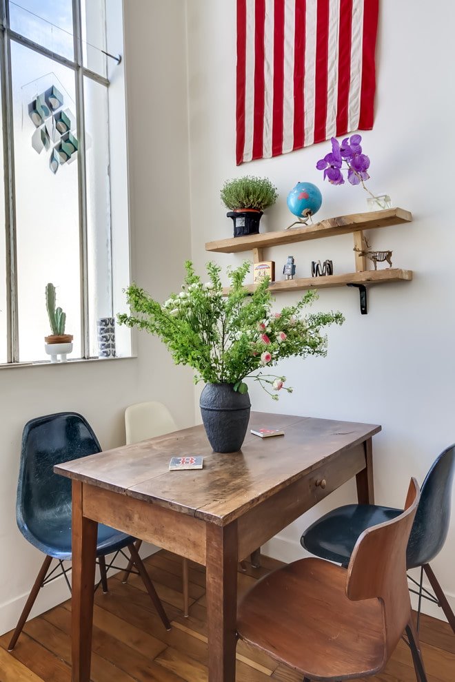 Mesa rectangular de madera en el interior