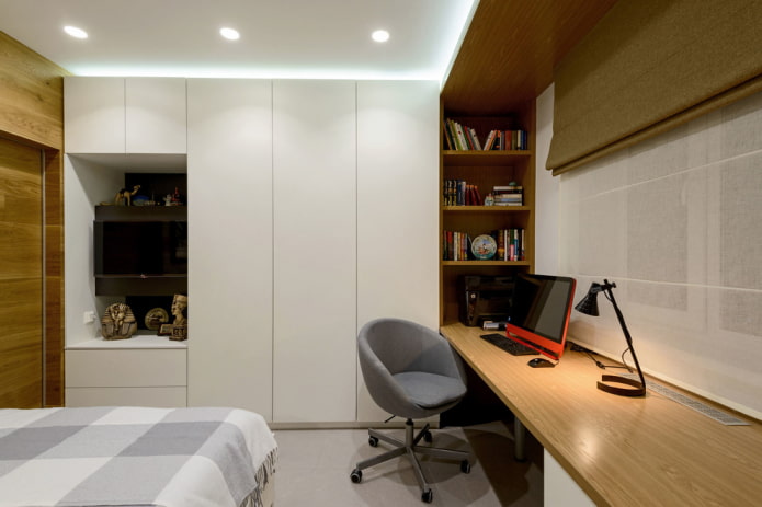 escritorio de computadora de madera en el interior