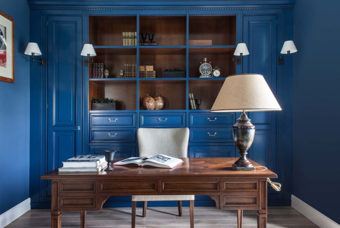 escritorio de madera en el interior