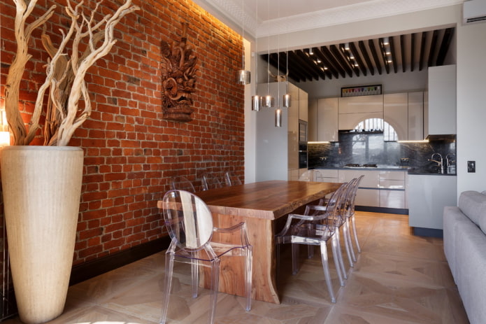 Mesa de madera maciza en el interior