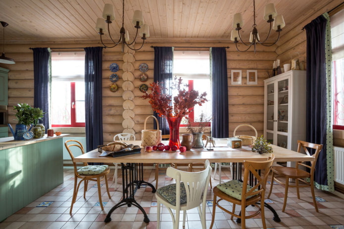 Mesa de madera en un interior de estilo rústico