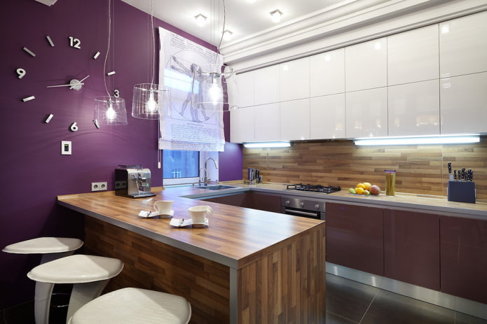 Mesa de madera en el interior de la cocina