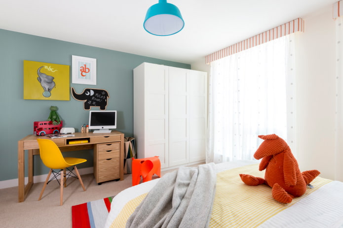 Mesa de madera en el interior de la habitación infantil