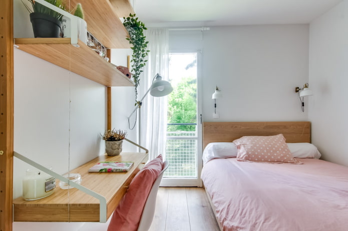 Mesa de madera en el interior de la habitación infantil