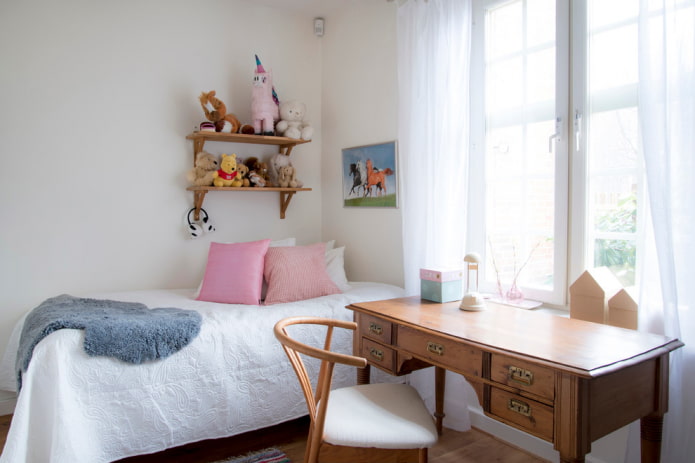 Mesa de madera marrón en el interior