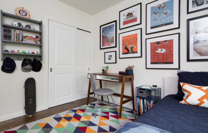 Mesa de madera en el interior de la habitación infantil