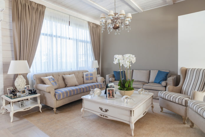 Mesa de madera blanca en el interior