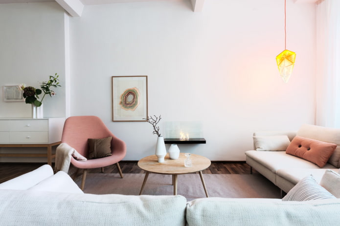 Mesa de madera en un interior de estilo escandinavo