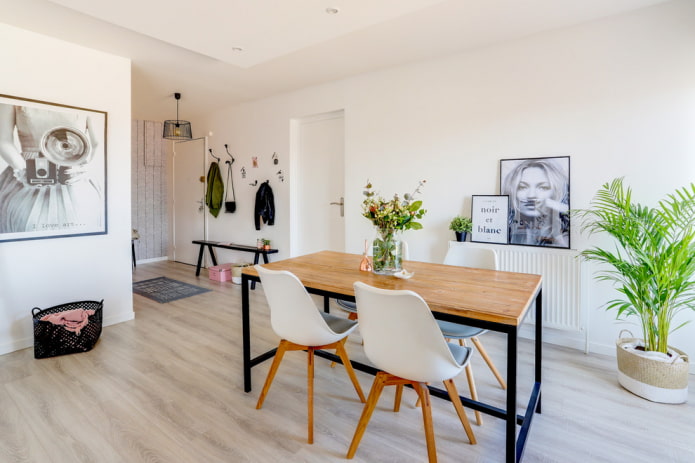 Mesa de madera en un interior de estilo escandinavo
