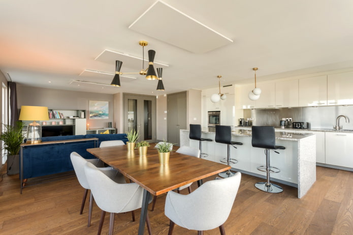 Mesa de madera en el interior de estilo moderno