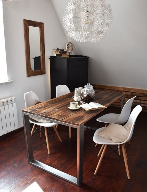 Mesa de tablones en el interior