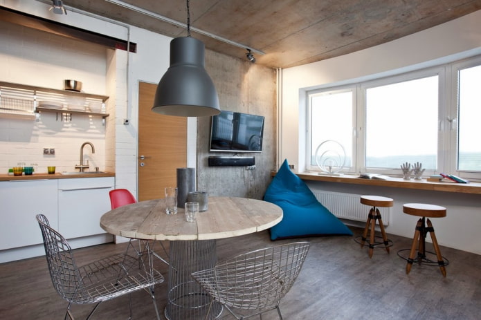 Mesa de madera en un interior de estilo loft