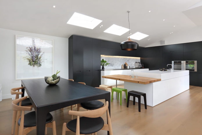 Mesa de madera en un interior de estilo alta tecnología