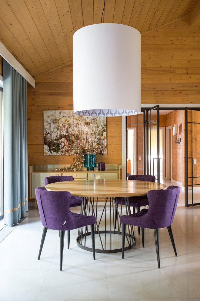 Mesa de madera con base metálica en el interior