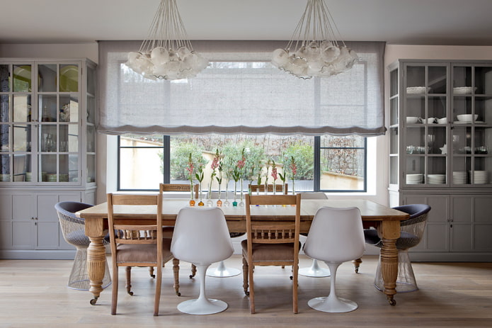 Mesa de madera con patas talladas en el interior