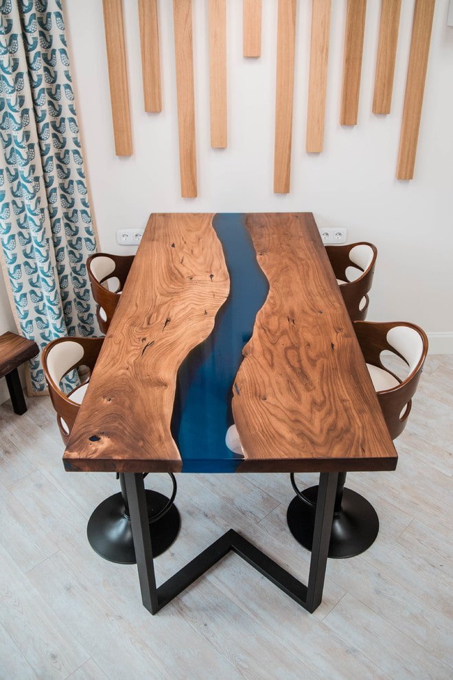 Mesa de comedor de río en el interior
