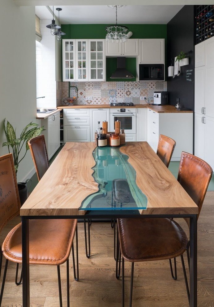Mesa de comedor de río en el interior