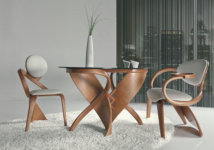 Mesa de madera curvada en el interior