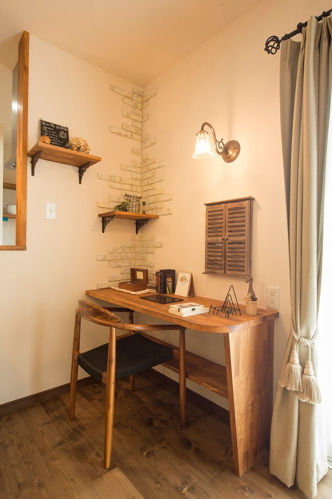 Mesa de madera marrón en el interior
