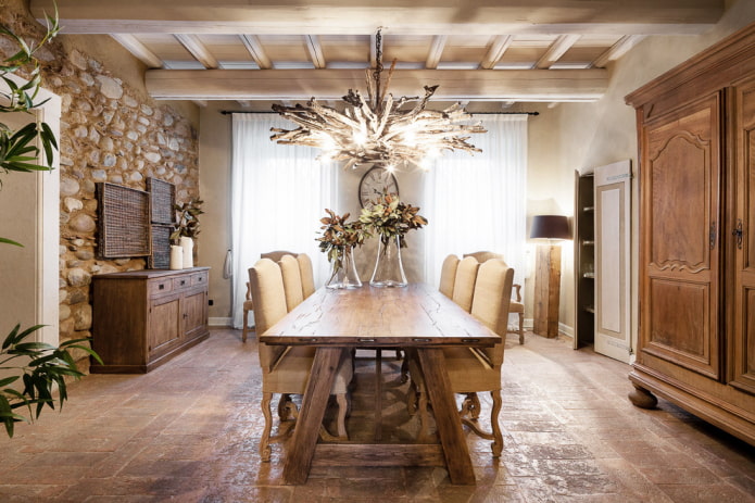 Mesa de madera cepillada en el interior