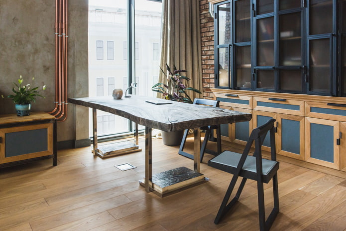 Mesa con base metálica en el interior