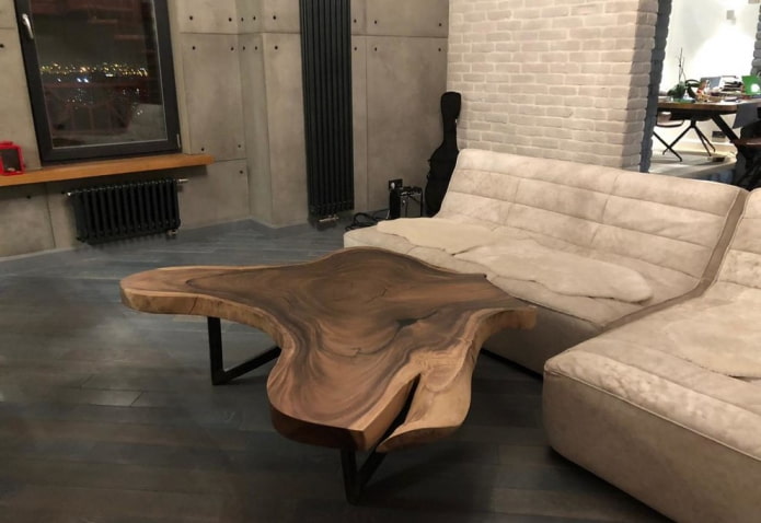 Mesa de corte de sierra en el interior
