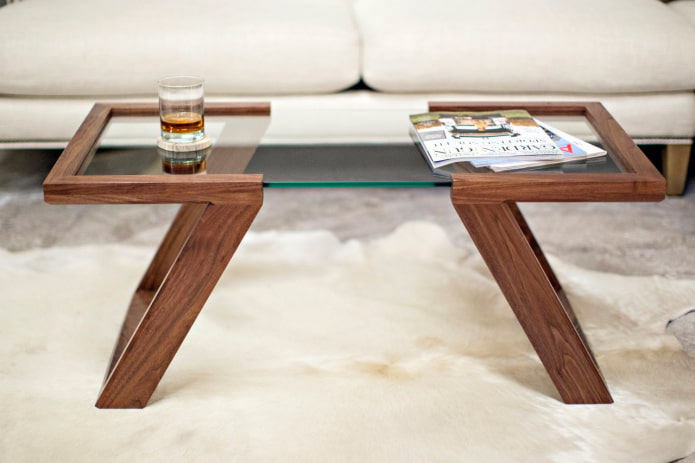 Mesa de madera con inserciones de vidrio en el interior