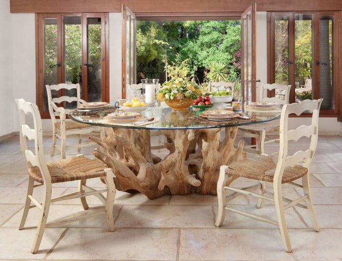 Mesa de raíz de madera en el interior