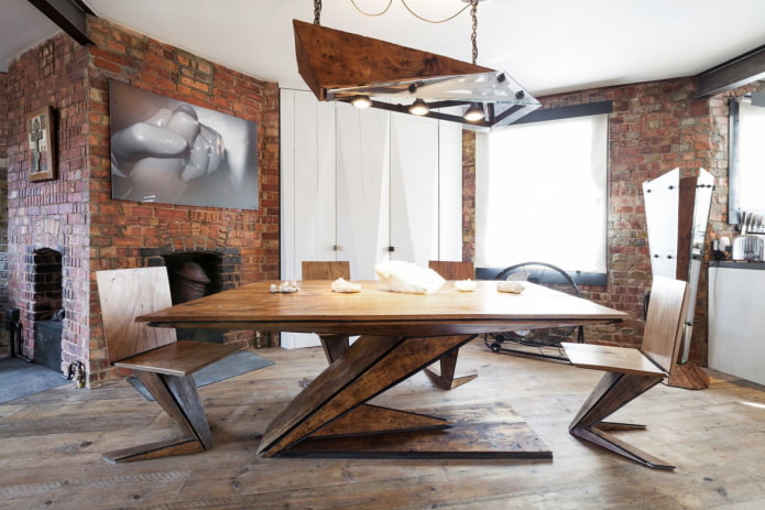 Mesa de madera en un interior de estilo loft