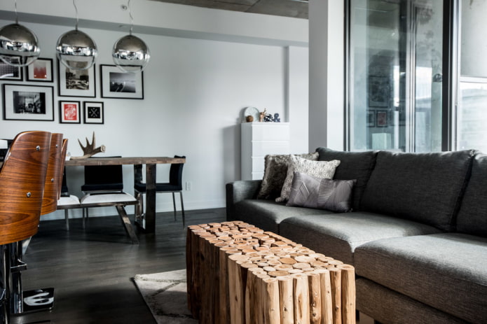 Mesa de madera en el interior de la sala de estar