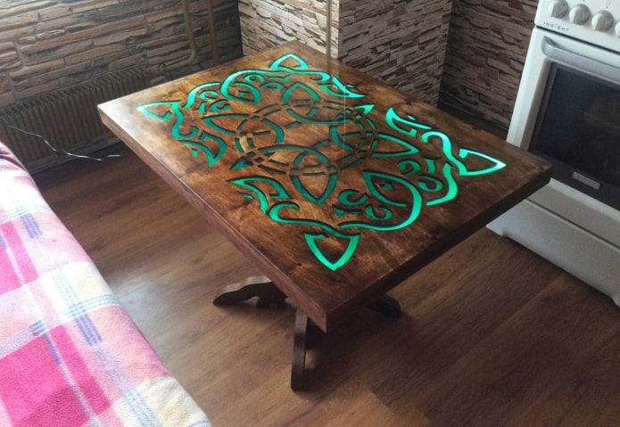 Mesa de madera retroiluminada en el interior