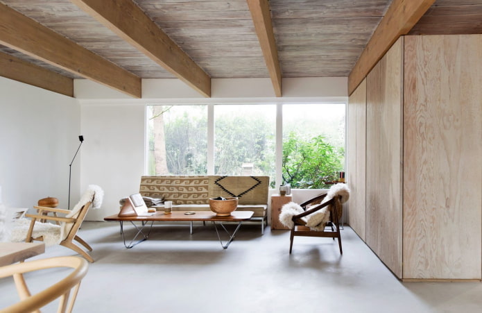 Techo de madera con vigas en el salón