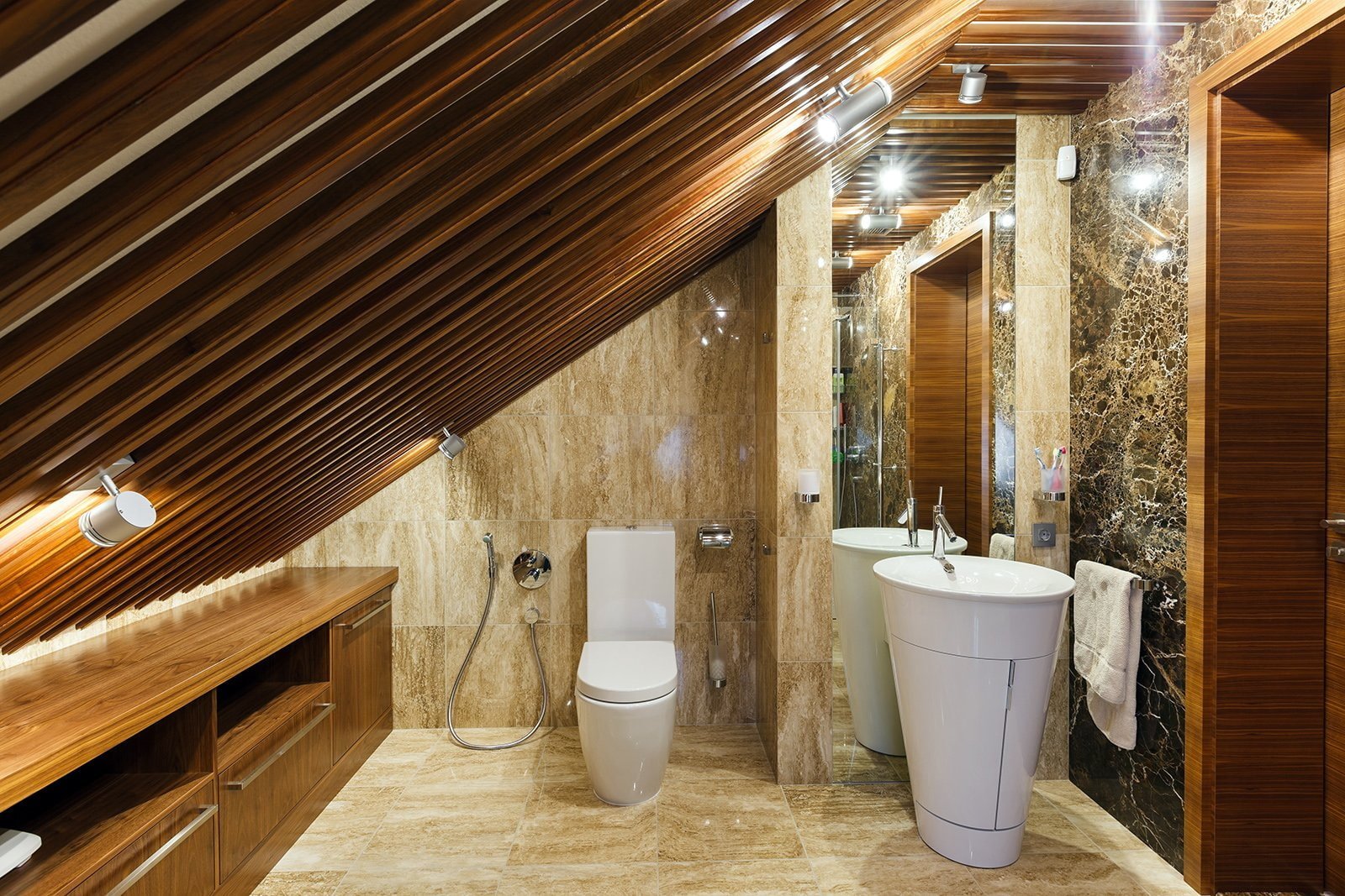 techo en el baño del ático